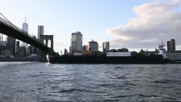 Dumbo Nyc Barge East River Nyc Cityscape Brooklyn Bridge Background — Stock Video