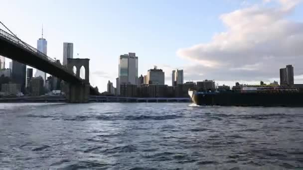 Dumbo Nyc Barge East River Nyc Cityscape Brooklyn Bridge Segundo — Vídeo de Stock