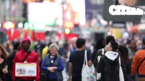 Fast View Urban Crowd Commuters Blurry Unrecognizable Tourists Walking Manhattan — Video