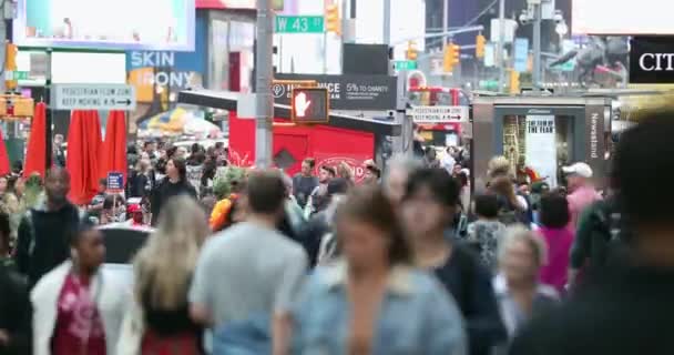 Anonymous Urban Crowd Commuters Unrecognizable Tourists Walking Manhattan Nyc 7Th — Video Stock
