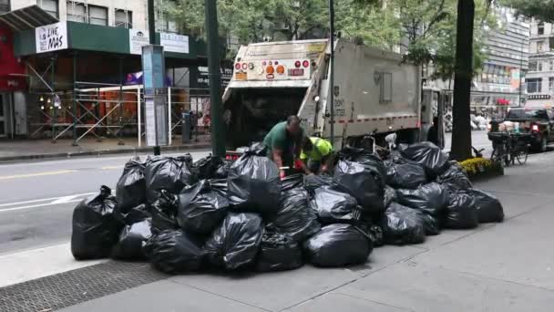 New York Çöp Kamyonu Siyah Çöp Torbalarını Kamyona Yükleyen Iki — Stok video
