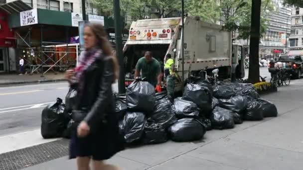 Śmieciarka Nowym Jorku Dwóch Pracowników Dsny Ładujących Czarne Worki Śmieci — Wideo stockowe