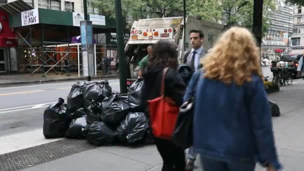 Garbage Truck Nyc Two Dsny Workers Loading Black Garbage Trash — Stockvideo