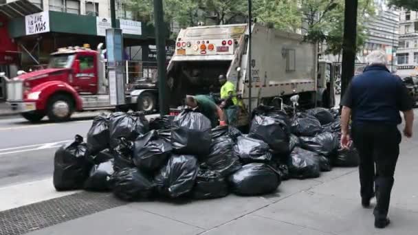 New York Çöp Kamyonu Siyah Çöp Torbalarını Kamyona Yükleyen Iki — Stok video
