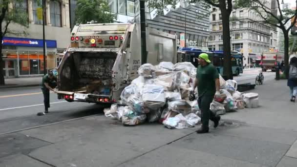 Garbage Truck Nyc Two Dsny Workers Loading White Plastic Garbage — Stock video