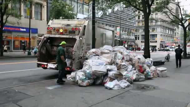 Śmieciarka Nowym Jorku Dwóch Pracowników Dsny Ładujących Białe Plastikowe Worki — Wideo stockowe