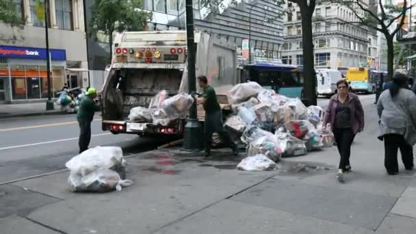 Garbage Truck Nyc Two Dsny Workers Loading White Plastic Garbage — ストック動画