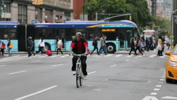 Man Riding Bicycle Nyc Manhattan Traffic Public Transport Blurry Background — Stockvideo