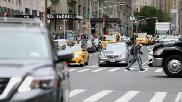 Люди Переходят Улицу Час Пик Нью Йорке Манхэттен Движение Такси — стоковое видео
