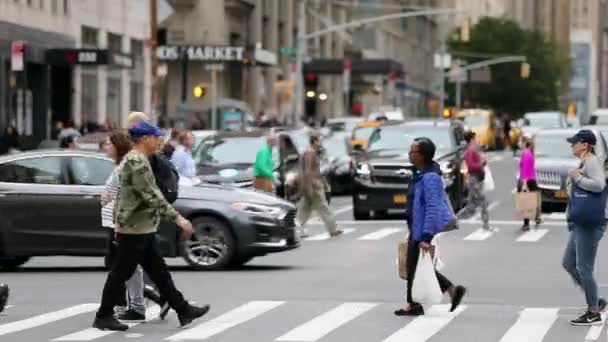 Emberek Átkelnek Rush Hour Traffic New Yorkban Manhattanben Teherautó Taxi — Stock videók