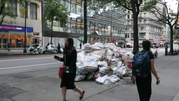 Plastic Trash Bags Nyc Manhattan Sidawalk Ready Collected Garbage Truck — Stock video