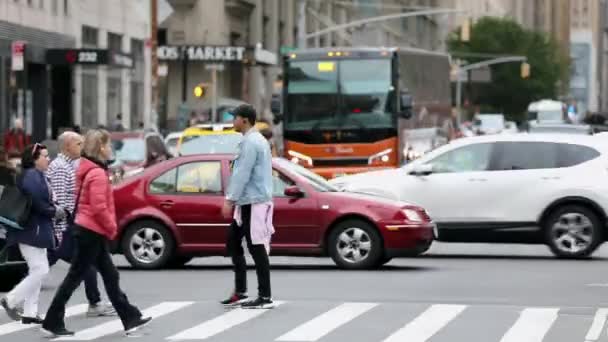 Rush Hour Traffic Nyc Manhattan People Crossing Zebra Truck Cabs — Stockvideo