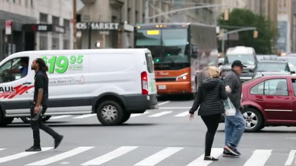 Rush Hour Traffic Nyc Manhattan People Crossing Zebra Truck Cabs — Vídeo de Stock