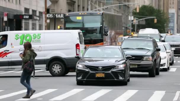Rush Hour Traffic Nyc Manhattan People Crossing Zebra Truck Cabs — Stok video