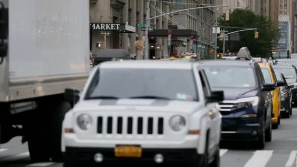 New York Manhattan Trafik Sıkışık Kamyon Taksi Arka Planda Toplu — Stok video