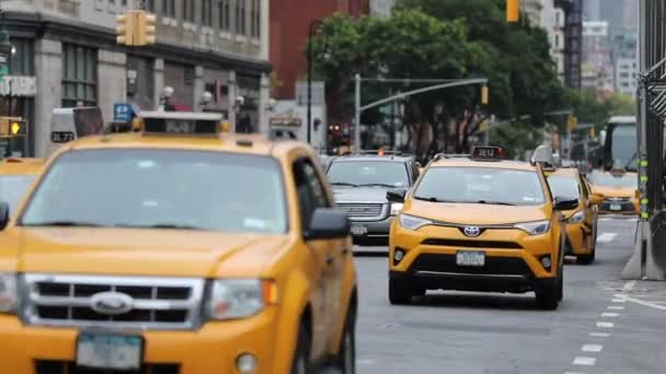 Движение Нью Йорке Манхэттене Пересечении Улиц Движение Такси Общественный Транспорт — стоковое видео