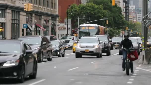 Man Riding Bicycle Nyc Manhattan Traffic Public Transport Blurry Background — 비디오