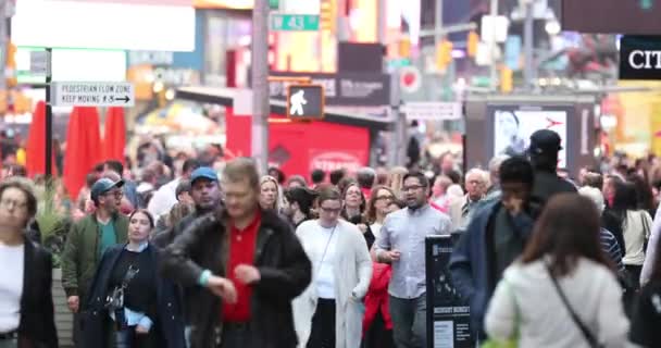 Urban Crowd Anonymous Commuters Unrecognizable Tourists Walking Manhattan Nyc Times — Vídeo de stock
