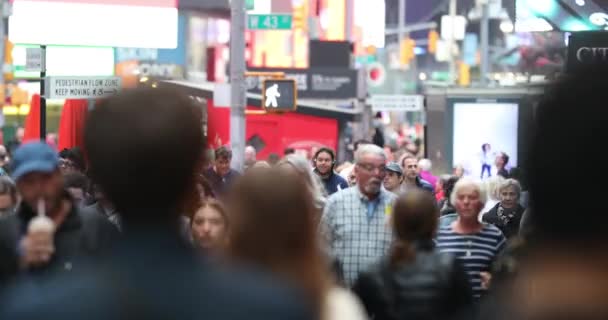 Urban Crowd Anonymous Commuters Unrecognizable Tourists Walking Manhattan Nyc Times — Vídeo de Stock