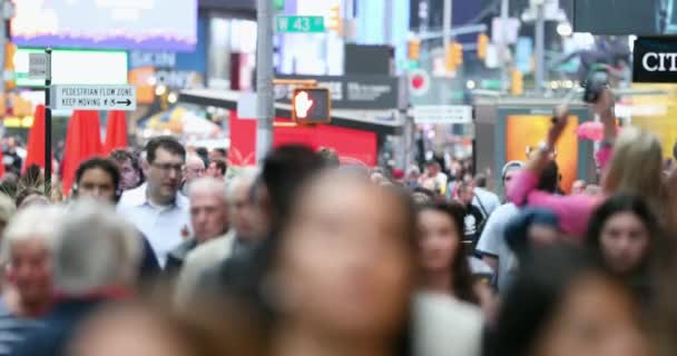 Foule Urbaine Banlieusards Anonymes Touristes Méconnaissables Marchant Manhattan New York — Video