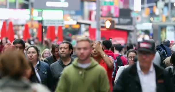 Urban Crowd Anonymous Commuters Unrecognizable Tourists Walking Manhattan Nyc Times — Video Stock