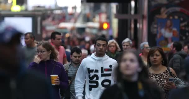 Urban Crowd Anonymous Commuters Unrecognizable Tourists Walking Manhattan Nyc Times — Vídeo de Stock