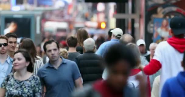 Urban Crowd Anonymous Commuters Unrecognizable Tourists Walking Manhattan Nyc Times — Vídeos de Stock