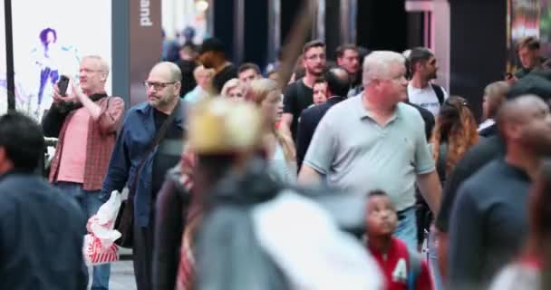 城市中的匿名通勤人群 在纽约曼哈顿行走的难以辨认的游客 时代广场混乱的背景 迷失的游客4K — 图库视频影像