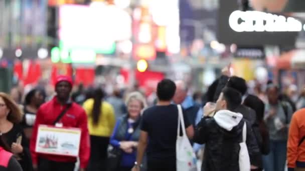 匿名の通勤者の都市群 認識できない観光客がマンハッタン ニューヨークを歩く 7番街 背景がぼやけている — ストック動画