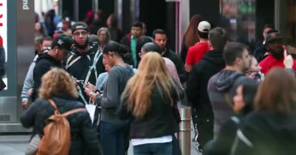 Multitud Urbana Viajeros Anónimos Turistas Irreconocibles Caminando Manhattan Nueva York — Vídeo de stock