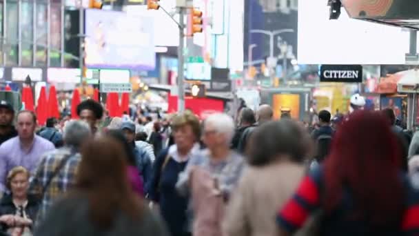 Urban Crowd Commuters Blurry Unrecognizable Tourists Walking Manhattan Nyc 7Th — Vídeo de Stock