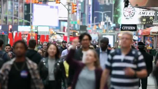 Urban Crowd Commuters Blurry Unrecognizable Tourists Walking Manhattan Nyc 7Th — Vídeo de stock