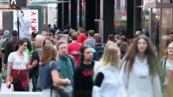 Urban Crowd Commuters Blurry Unrecognizable Tourists Walking Manhattan Nyc 7Th — Stok video