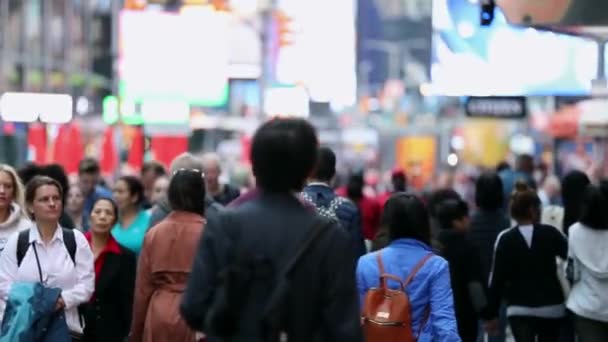 匿名の通勤者の都市群 認識できない観光客がマンハッタン ニューヨークを歩く 7番街 背景がぼやけている — ストック動画