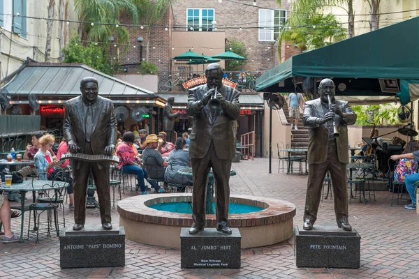 Three Statues Musicians Restaurant French Quarter Music Festival New Orleans — Stock Photo, Image
