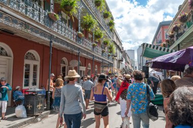 Bourbon Caddesi, New Orleans 'ta French Quarter Festivali sırasında, Louisiana, ABD