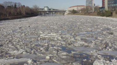 Litvanya, Vilnius 'ta buz akıntısı. Neris Nehri. Buz kütleleri baharda nehirde yüzer. Buz kayması hareketi. Kış manzarası. Eriyen buzlu su, küresel ısınma ve iklim değişikliği kavramı