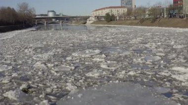 Litvanya, Vilnius 'ta buz akıntısı. Neris Nehri. Buz kütleleri baharda nehirde yüzer. Buz kayması hareketi. Kış manzarası. Eriyen buzlu su, küresel ısınma ve iklim değişikliği kavramı