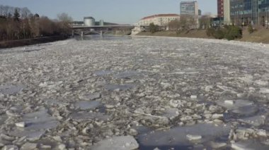 Litvanya, Vilnius 'ta buz akıntısı. Neris Nehri. Buz kütleleri baharda nehirde yüzer. Buz kayması hareketi. Kış manzarası. Eriyen buzlu su, küresel ısınma ve iklim değişikliği kavramı
