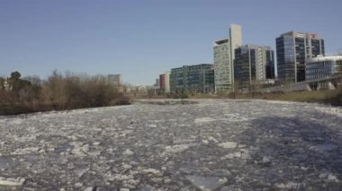 Litvanya 'nın başkenti Vilnius' ta Buz Akıntısı. Neris Nehri. Buz kütleleri baharda nehirde yüzer. Buz kayması hareketi. Kış manzarası. Eriyen buzlu su, küresel ısınma iklim değişikliği kavramı.