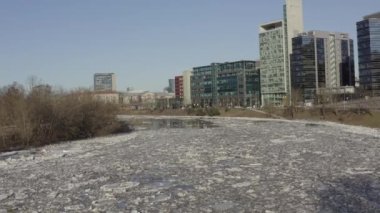 Litvanya, Vilnius 'ta buz akıntısı. Neris Nehri. Buz kütleleri baharda nehirde yüzer. Buz kayması hareketi. Kış manzarası. Eriyen buzlu su, küresel ısınma ve iklim değişikliği kavramı