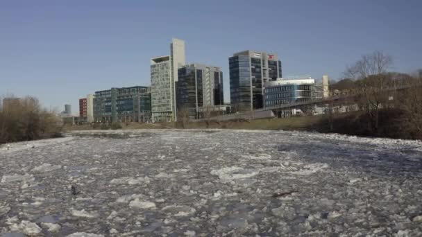 リトアニアの首都ヴィリニュスで流氷 ネリス川だ 春には川に流氷が浮かぶ 流氷運動 冬の風景 氷水の融解 地球温暖化の概念 — ストック動画