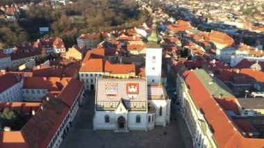 Hırvatistan 'ın Zagreb kentindeki tarihi eski kent merkezinin üst kesimindeki ana meydan. Arka planda Aziz Mark Kilisesi 'nin çatısı, Zagreb.