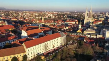 Hırvatistan 'ın Yukarı Kent ve Zagreb Katedrali. Hırvatistan 'ın en yüksek binası olan Kaptol, bir Roma Katolik kurumudur. Gotik tarzda bir Sacral binası. Kısmen yapım aşamasında..