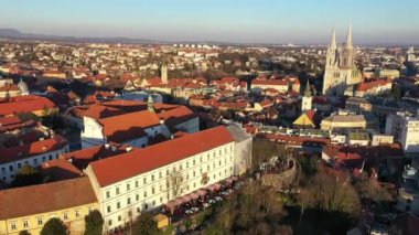 Hırvatistan 'ın Yukarı Kent ve Zagreb Katedrali. Hırvatistan 'ın en yüksek binası olan Kaptol, bir Roma Katolik kurumudur. Gotik tarzda bir Sacral binası. Kısmen yapım aşamasında..
