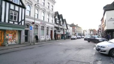 Farnham Town Downtown Caddesi 'nde. Arkaplanda trafik ve binalar var. İngiltere Mimarlık. Birleşik Krallık