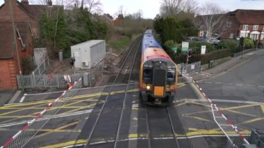 Güney Batı Demiryolu Treni İstasyona ve Farnham, İngiltere 'ye geliyor.
