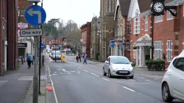 Farnham Town Centre Mit Gebäuden Und Verkehr Hintergrund Englands Architektur — Stockvideo