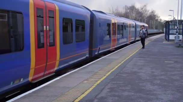South Western Railway Train Está Chegando Estação Farnham Pronto Para — Vídeo de Stock
