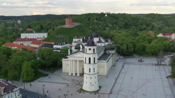 Vilnius Old Town Lithuania Gediminas Castle Cathedral Bell Tower Background — Vídeos de Stock